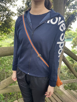 ショルダーテープに共の革でストライプに