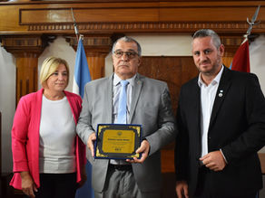 La Municipalidad reconoció al Dr. Javier Simón por sus 25 años como Juez de Paz en Colón