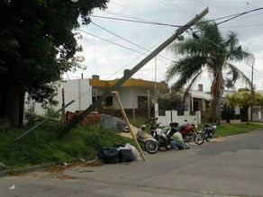 La Municipalidad de Paraná pide a Telecom que cambie postes de madera