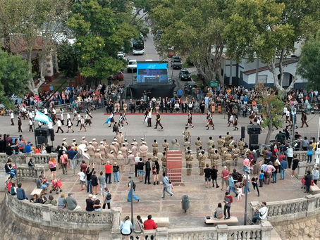 Con un emotivo desfile y un show musical culminaron los festejos en Colón