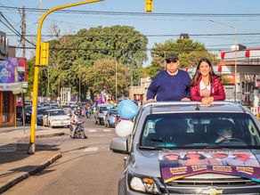 Acosta arrancó su campaña con una imponente caravana