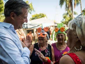 Bahl compartió el cierre de las colonias con adultos mayores