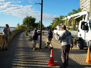Empezó la colocación de nuevas luminarias en la costanera