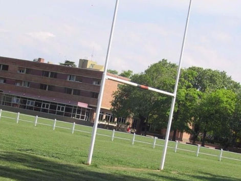 Otra alternativa. El clásico rosarino podría jugarse en una escuela porteña