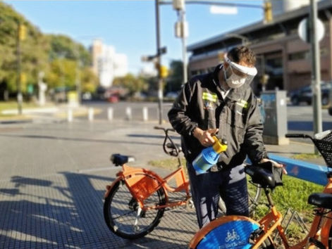 Denuncian olor a culo en las bicis de la Muni, hay indignación