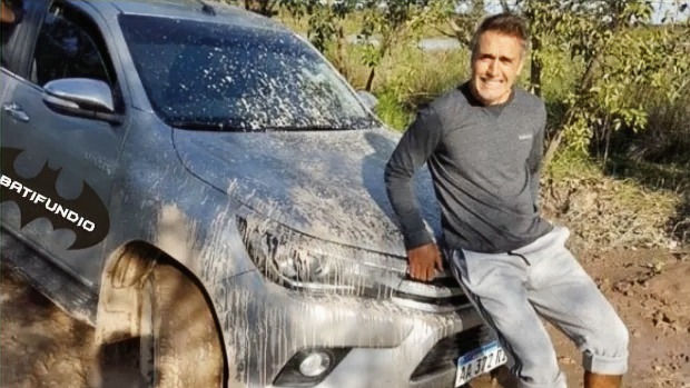 Batistuta tiene tierra hasta abajo de las uñas