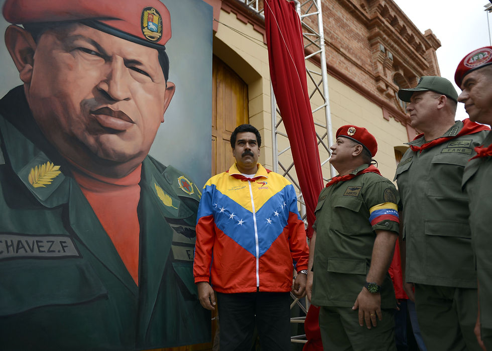 Nicolás Maduro, ditador venzuelano. Pintura de Hugo Chávez, falecido ditador Venzuelano.