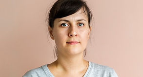 vrouw kijkt in de camera