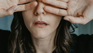 vrouw met handen voor gezicht