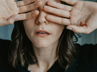 vrouw met handen voor gezicht
