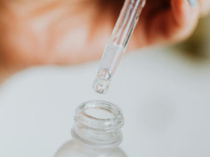 Afmeten van verdunde tramadoldruppels met pipet voor nauwkeurig afbouwen.
