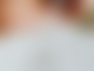 Afmeten van verdunde tramadoldruppels met pipet voor nauwkeurig afbouwen.