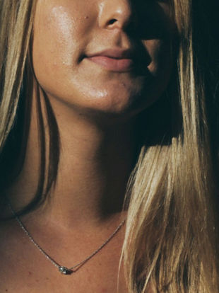 jonge vrouw, haar gezicht half buiten beeld