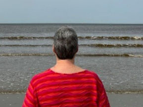 Vrouw die uitkijkt op zee