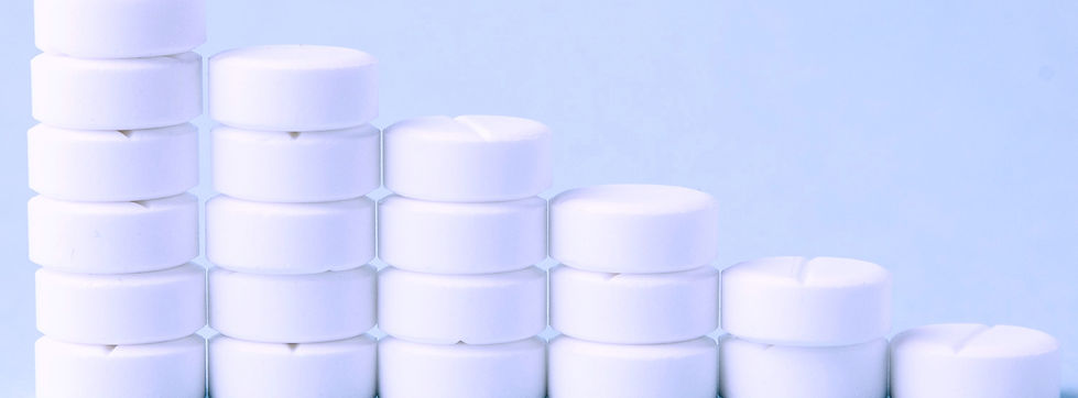 Stapeltjes met witte pillen, Tegen blauwe achtergrond