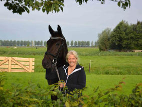 Yvonne met haar paard; moment van liefde en verbondenheid, rust in de natuur