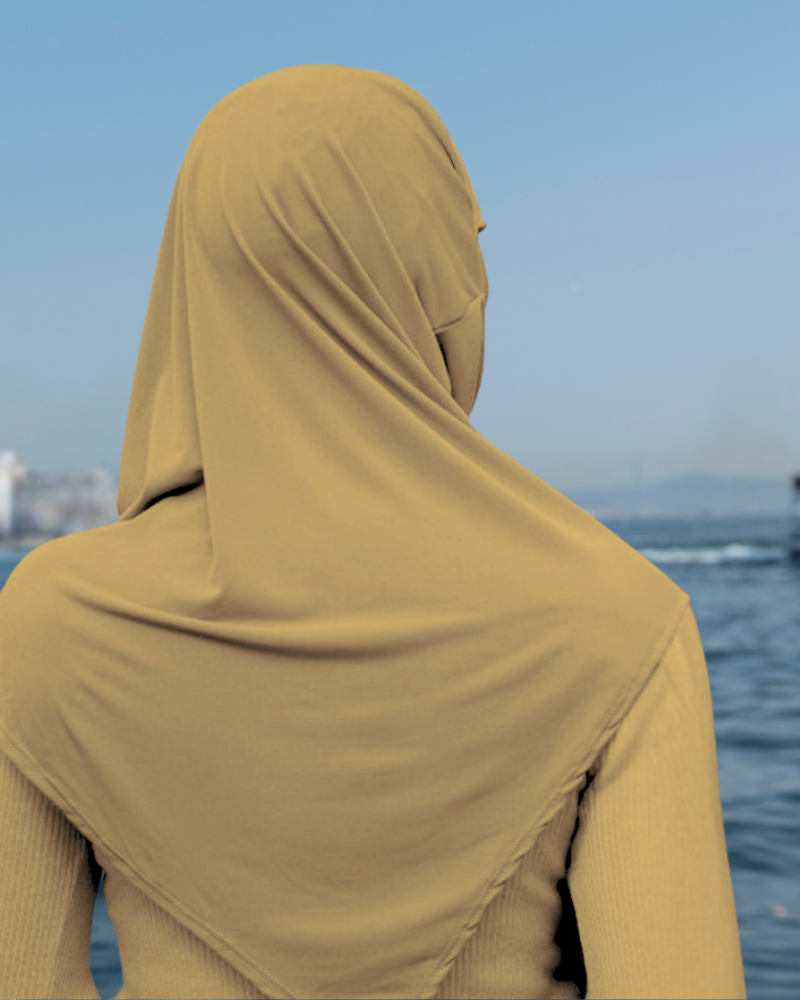 Vrouw met hoofddoek, pijn, medicatie, geloof