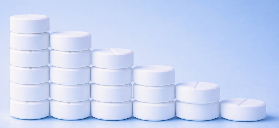3 Witte tabletten in dalende stapels_edi