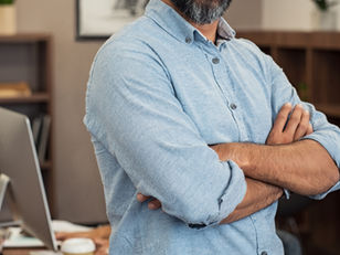 man met armen over elkaar