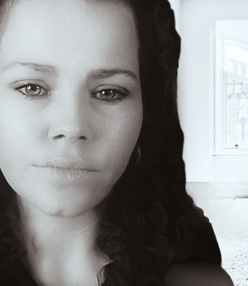 Vrouw kijkt de camera in