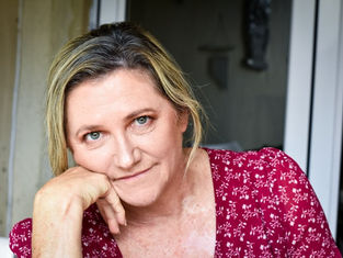 Peinzende vrouw