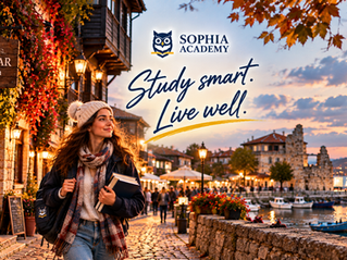 Bulgaristan'da tıp eğitimi, YÖK denkliği ve yatay geçiş rehberi için sonbaharda Nessebar Old Town'da yürüyen öğrenci
