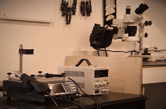 joes-computer-shop--work-table.jpg