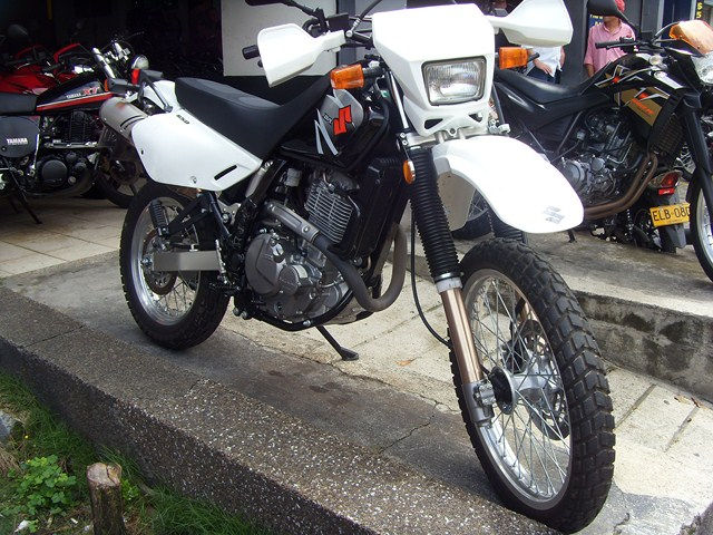 SUZUKI DR650 NEGRA 2014