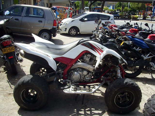 YAMAHA RAPTOR BLANCA 2009 2.jpg