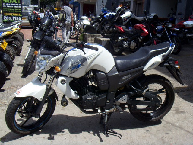 YAMAHA FZ16 BLANCA 2014 2.jpg