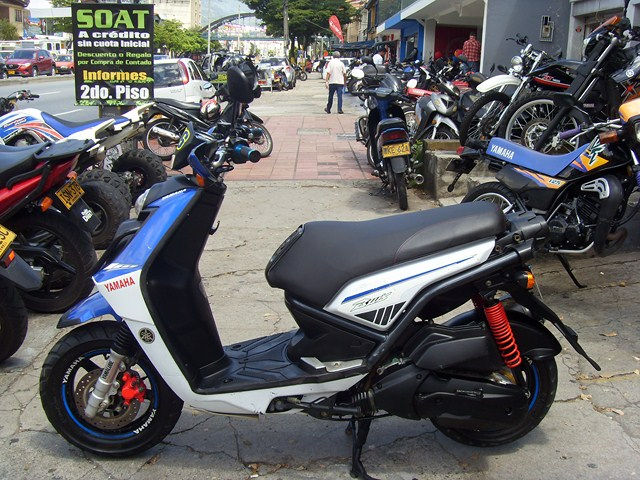 YAMAHA BWS 125 BLANCA Y AZUL 2010