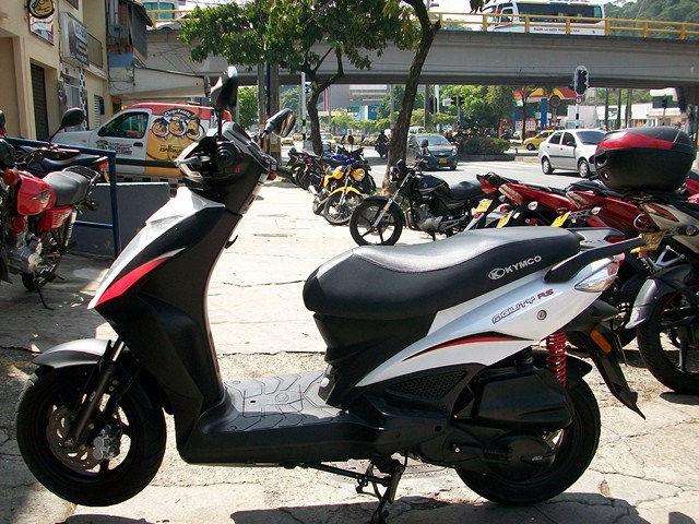 KYMCO AGILITY RS BLANCA 2011.jpg