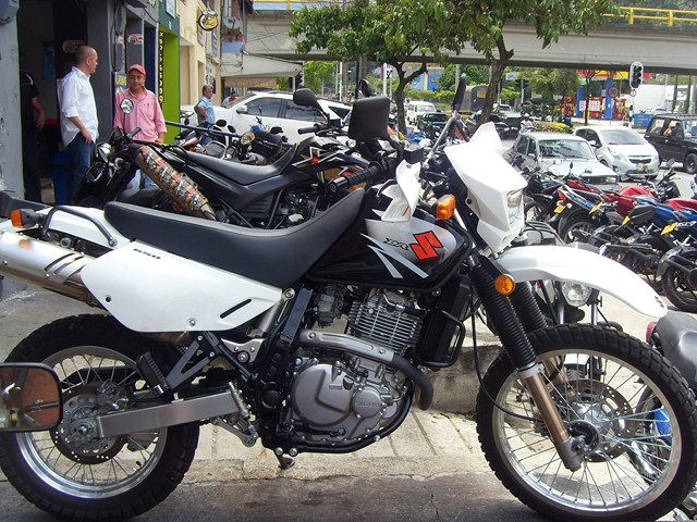 SUZUKI DR650 NEGRA 2014