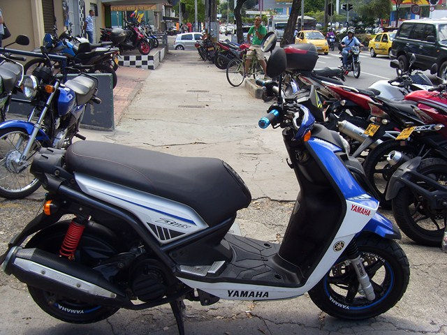 YAMAHA BWS 125 BLANCA Y AZUL 2010