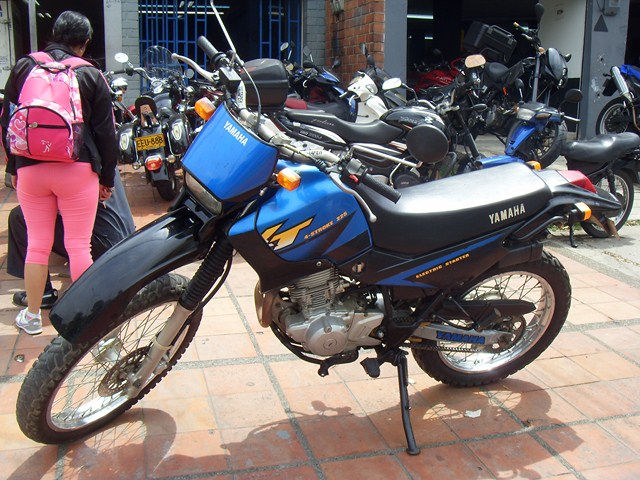 YAMAHA XT 225 AZUL 2008