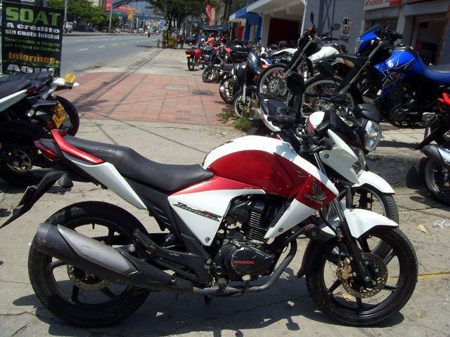 HONDA INVICTA BLANCA 2011