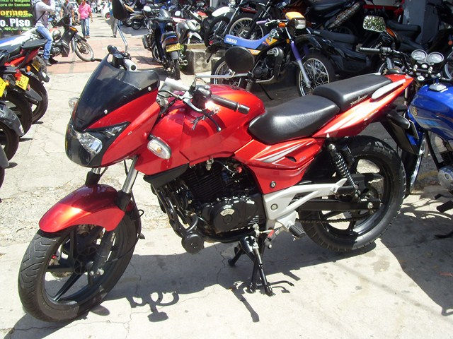 BAJAJ PULSAR 220 ROJA 2011