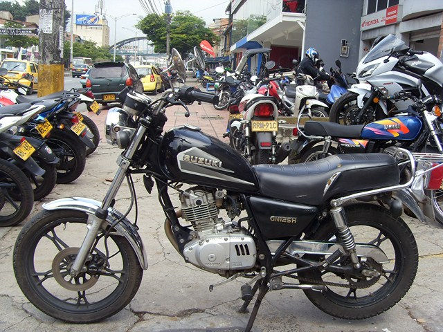 SUZUKI GN 125 NEGRA 2009