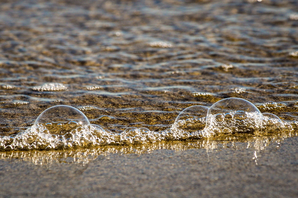 Fine Vague avec des bulles sur le sable chaud 