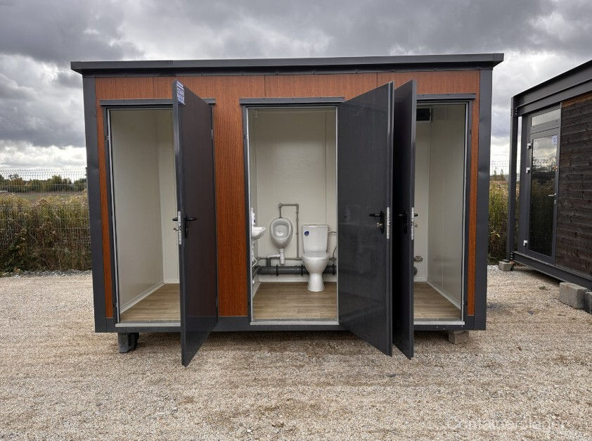 Thumbnail: Drievoudige sanitaire container met 3 toiletcabines – Toilet met urinoir 6,6 m²