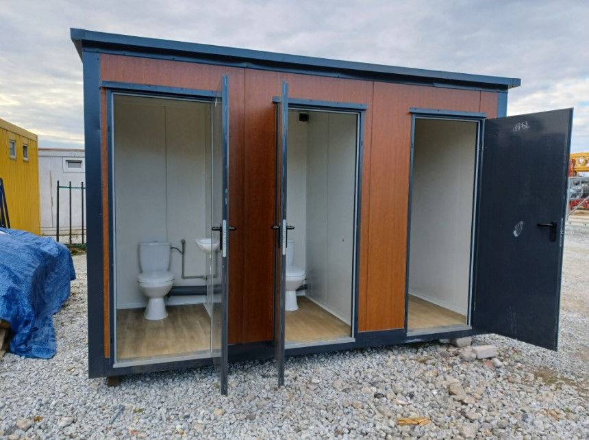 Miniatura: Container sanitario mobile con 3 cabine WC, orinatoio e doccia (3,8x1,8 m)
