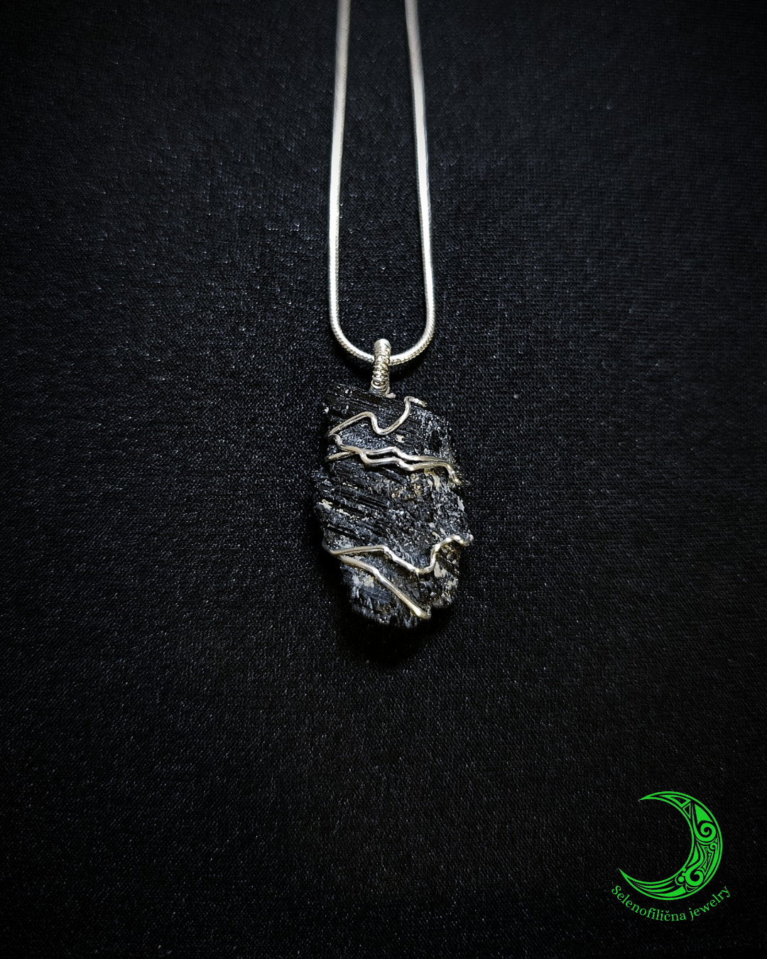 Ogrlica crni turmalin kristal privezak