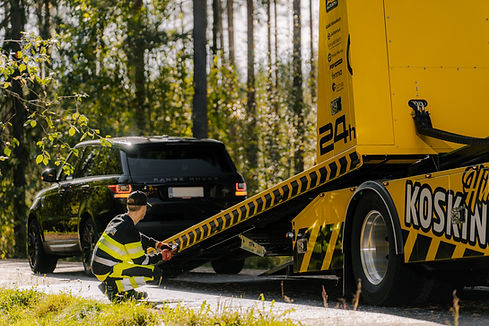 ajoneuvon hinaus lavalle