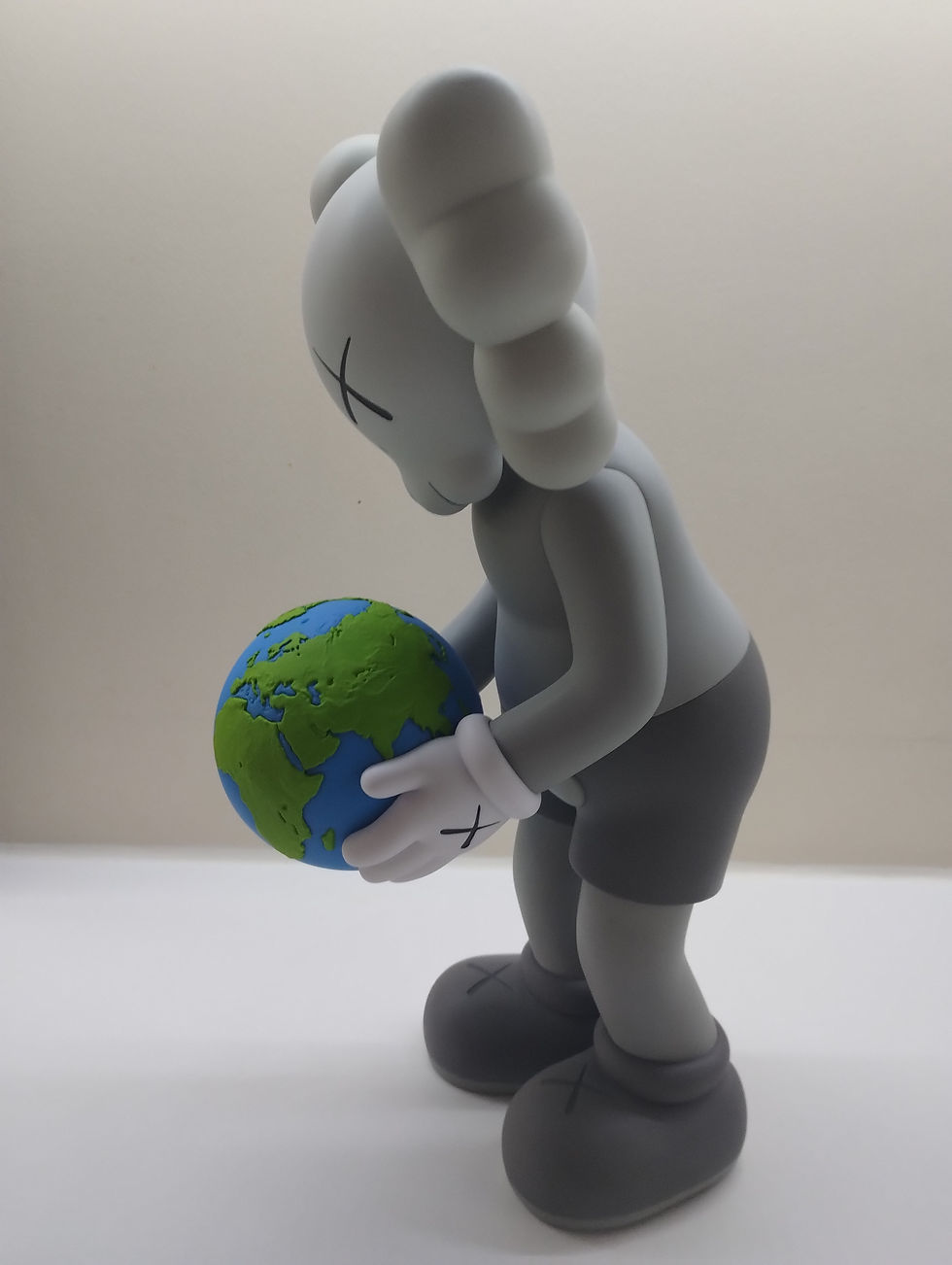 Miniaturbild: KAWS THE PROMISE - Grey 2022