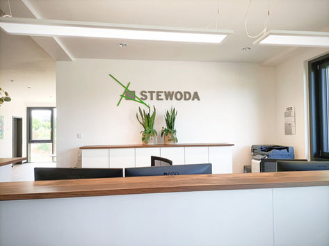 Wandlogo aus gefraestem Acryl dreidimensional