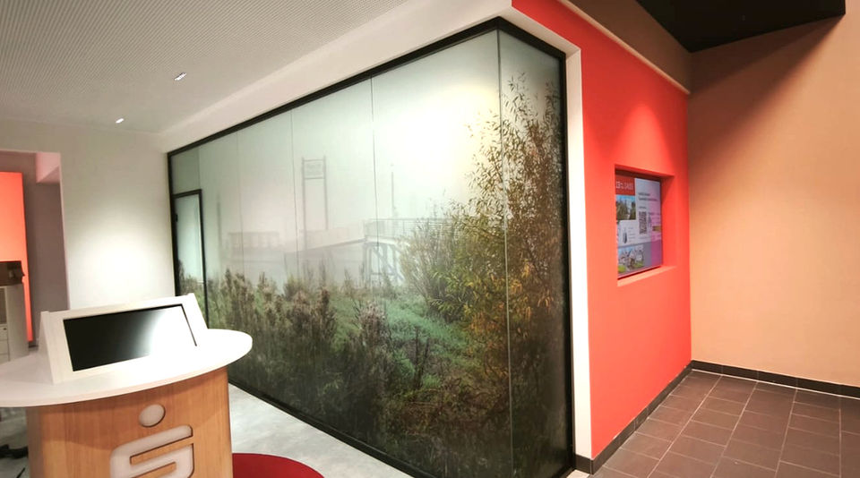 Sichtschutzfolierung zum Diskretionsschutz Datenschutz Durchlaufschutz.