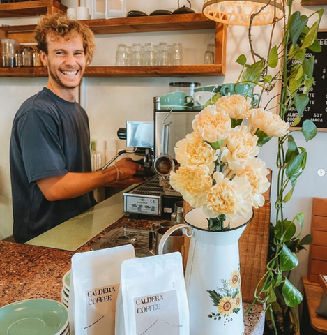 barista making coffee at papaya cafe. organic coffee. coffee wholesale. byron bay coffee. coffee roaster. la marzocco