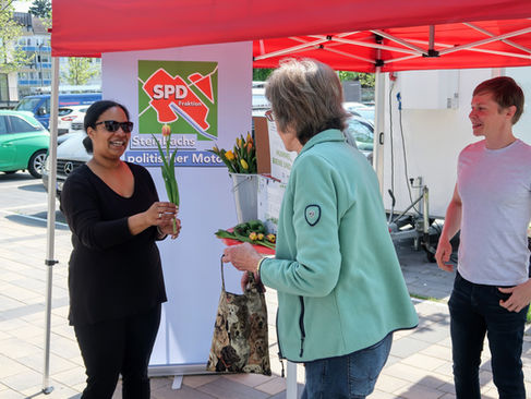 SPD mit zweiter Auflage von "Worscht, Gebabbel und Schoppe" auf dem Steinbacher Wochenmarkt am Samstag, 13. April zufrieden