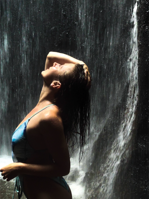 Woman in front of waterfall wearing a Perzik One-Piece