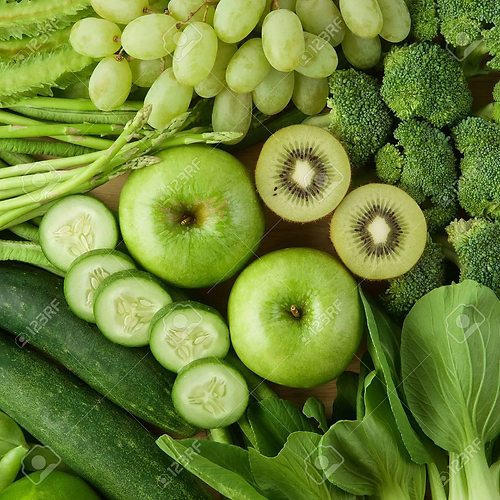 67958048-fondo-de-la-alimentación-saludable-varios-de-frutas-y-verduras-verdes-de-mesa-de-
